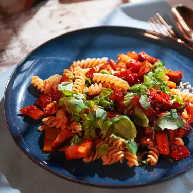 Tofu-Paprikagulasch mit Vollkornnudeln 