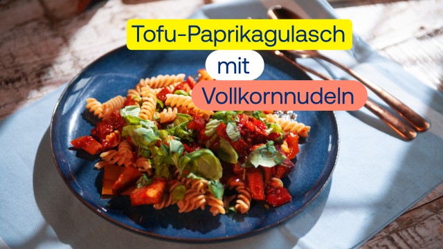 Tofu-Paprikagulasch mit Vollkornnudeln