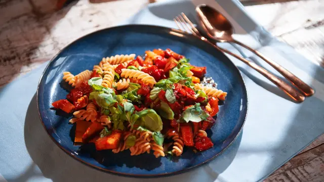 Tofu-Paprikagulasch mit Vollkornnudeln