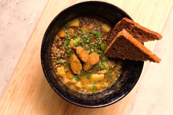 Eine Schüssel mit veganem Linseneintopf