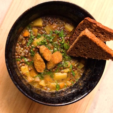 Eine Schüssel mit veganem Linseneintopf