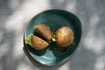 Ein vegetarischer Burger auf einem Teller