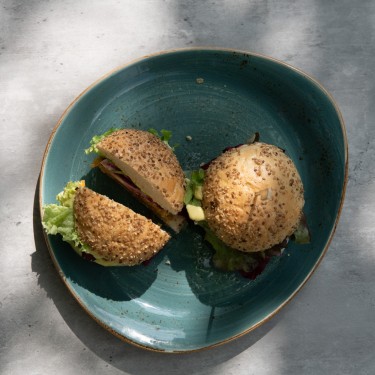 Ein vegetarischer Burger auf einem Teller