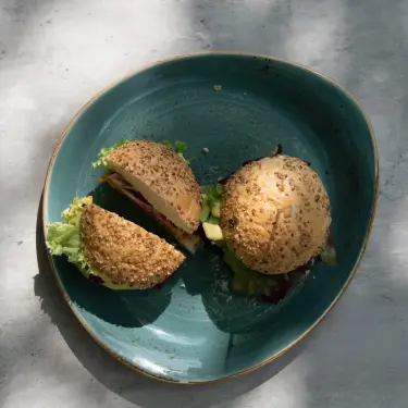 Ein vegetarischer Burger auf einem Teller