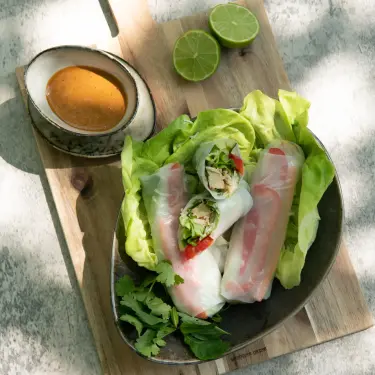 Vietnamesische Sommerrollen auf einem Teller
