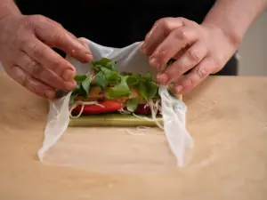 So wickelst du die Sommerrollen ein