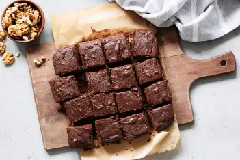 Weihnachtsbrownies auf einem Schneidebrett