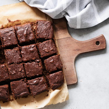 Weihnachtsbrownies auf einem Schneidebrett