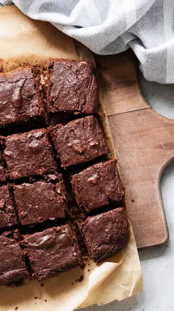 Weihnachts-Brownies auf einem Holzbrett