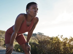 Joggen: Junge Frau im Sportoutfit in der Natur