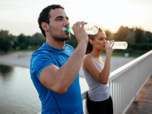 Sportler Paar trinkt Wasser