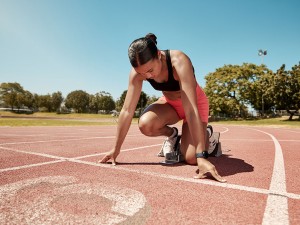 Frau in der Startposition, um loszulaufen