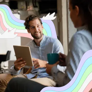 Ein Mann mit Tablet in der Hand unterhält sich mit einer Kollegin