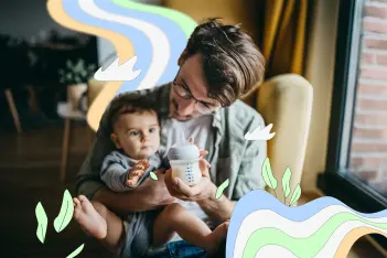 Ein Vater gibt seinem Baby eine Flasche Milch