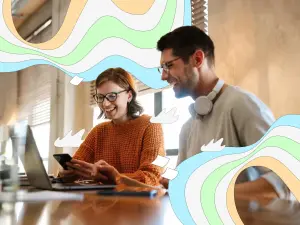 Eine Frau und ein Mann arbeiten zusammen an einem Tablet