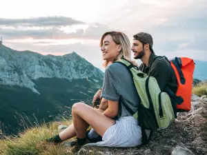Paar mit Rucksäcken in den Bergen