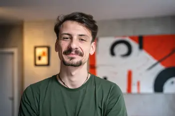 Ein Mann schaut in die Kamera