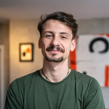 Ein Mann schaut in die Kamera