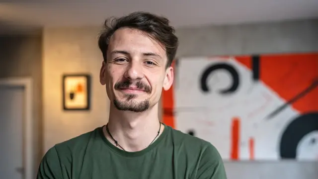 Ein Mann schaut in die Kamera