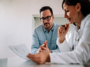 Beratungssituation eines Mannes bei seiner Ärztin