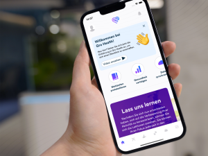 Hand mit einem Smartphone, auf dem die Gro Health App geöffnet ist