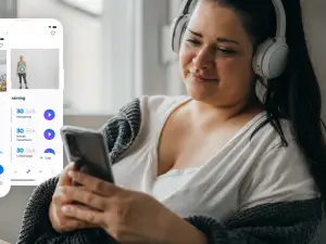 Frau mit Kopfhörern bei dem persönlicher Onboarding-Call