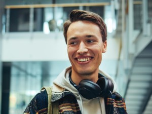 Junger mann mit Kopfhörern lächelt
