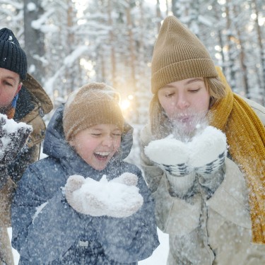 Fröhliche Familie im Schnee