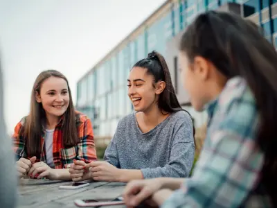 Junge Menschen sitzen zusammen am Tisch