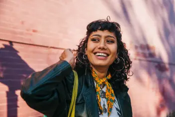 Junge Frau mit Lederjacke lächelt