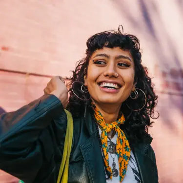 Junge Frau mit Lederjacke lächelt