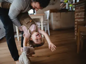 Vater spielt mit seinem Kind